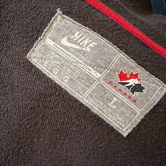 Sport the ultimate in comfy, Team Canada hoodie 🇨🇦 - Picture 2 of 6